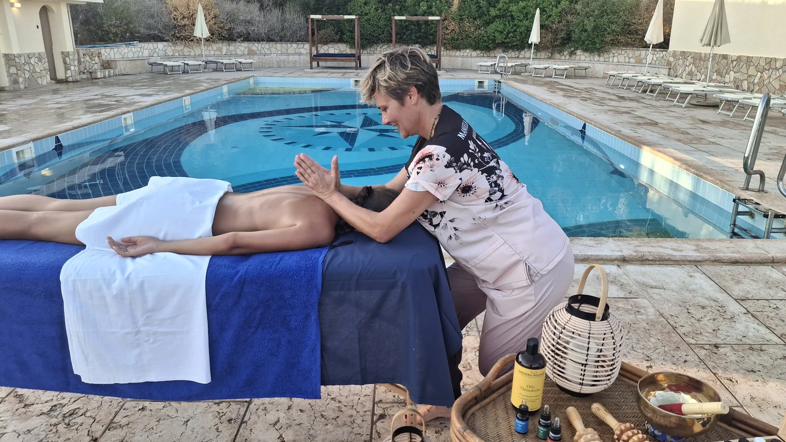 Manuela esegue un trattamento manuale alla schiena in una struttura ricettiva