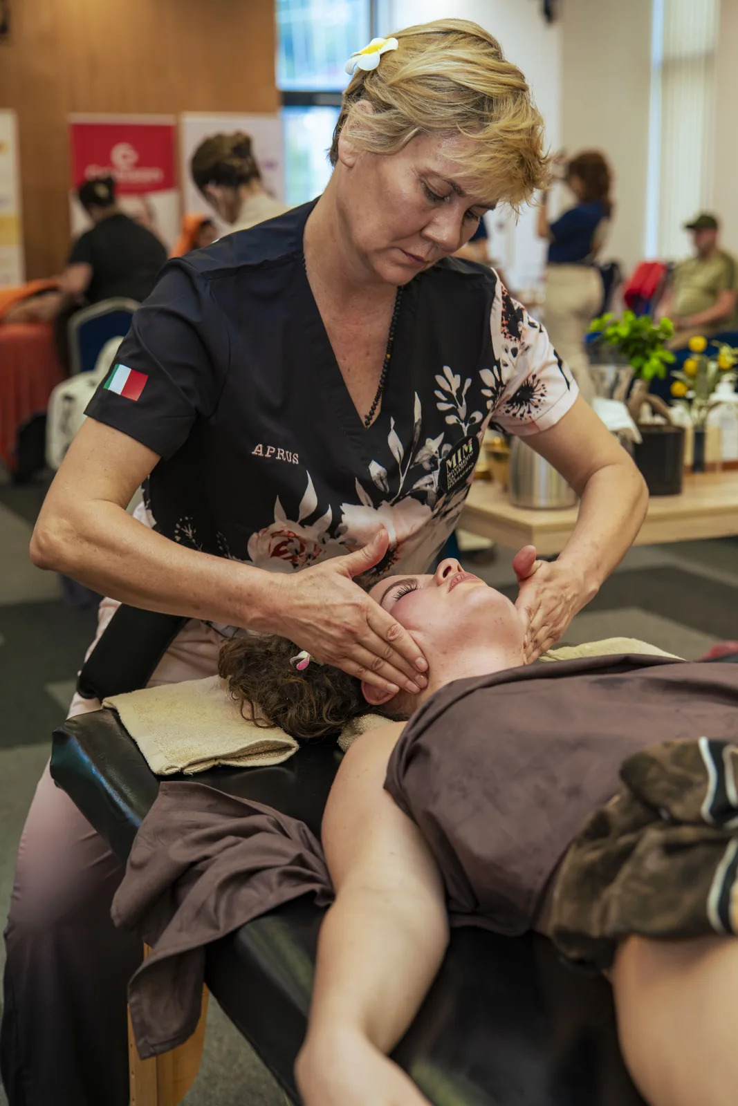 Manuela Ferrara durante un massaggio al viso al campionato di massaggi